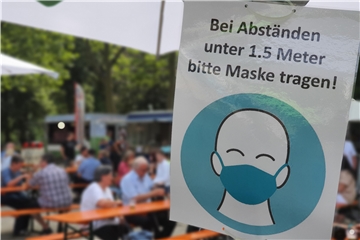 Wird es zu eng, dann Maske auf: Hier war jeder Gast ein Stück weit selbst für sich verantwortlich. Wie sollte man das auch konsequent kontrollieren? Gemaßregelt wurden Gäste jedenfalls nicht.