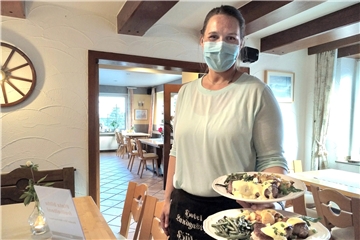Wirtin Tanja Vogt ist sich noch nicht ganz sicher, wie sie im Landgasthof Hölzer mit dem erwarteten Wegfall der Maskenpflicht umgehen soll.