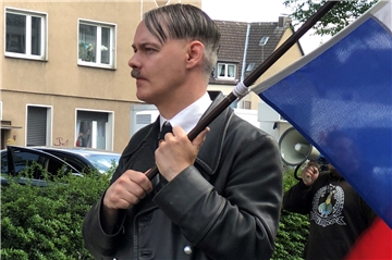 Witzfigur? Karikatur? Oder Nationalsozialist? - Der Neonazi aus den Niederlanden ist mehrfach bei Aufmärschen in Dortmund als Adolf Hitler aufgetreten.