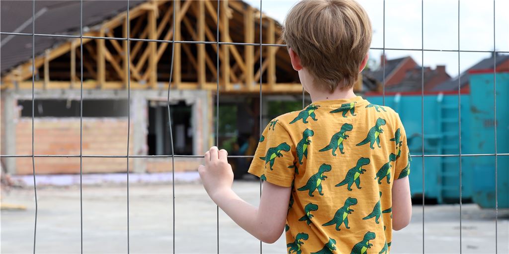 Aldi-Abriss läuft in Lünen: Arbeiter machen Platz für modernen Markt Wo Bauarbeiter malochen, sind Kinder nicht weit: Der Aldi-Abriss ist ein Magnet für kleine Zaungäste, aber auch so manchen Erwachsenen.