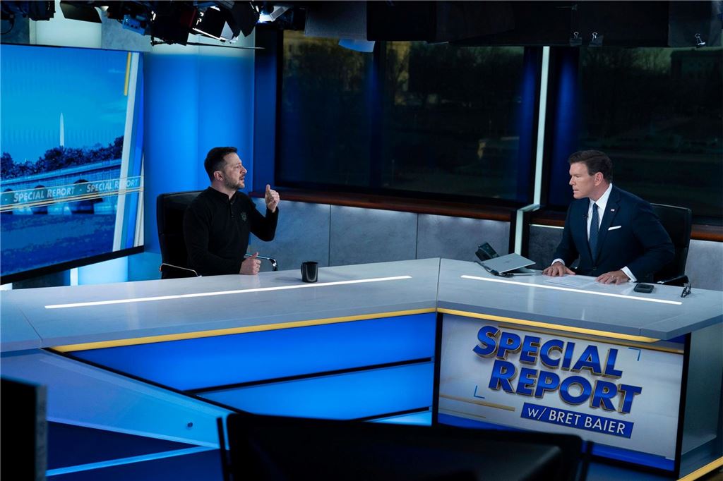 Panne im Weißen Haus: US-Regierung lädt Journalist aus Versehen in Geheim-Chat ein Wolodymyr Selenskyj (l), Präsident der Ukraine, spricht während eines Interviews mit Bret Baier während einer Aufzeichnung von FOX News Channel's Special Report with Bret Baier in Washington.