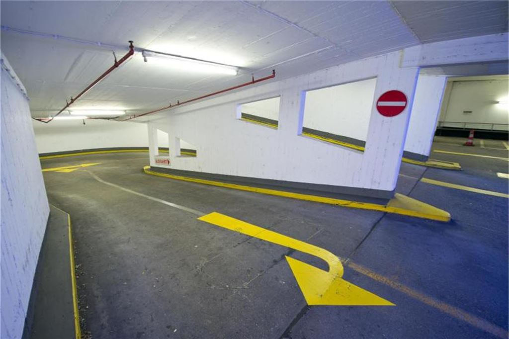Nie wieder einen Parkplatz suchen: Kamener erfinden das Parkhaus der Zukunft Hinweistafeln zu den Parkhäusern der Dortmunder Innenstadt – künftig werden Park-Leitsystem noch genauer sein.