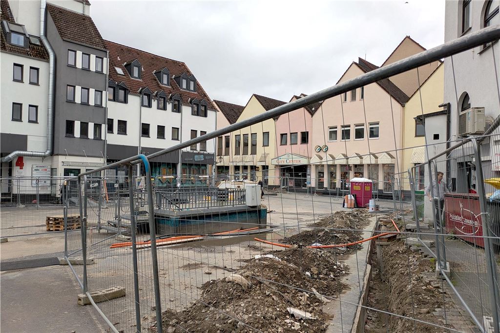 Bauzaun sperrt Weg zum City-Center: „Kunden laufen rum wie Pik Sieben“ Auf einer Baustelle auf einem Markplatz sind keine Arbeiter zu sehen.