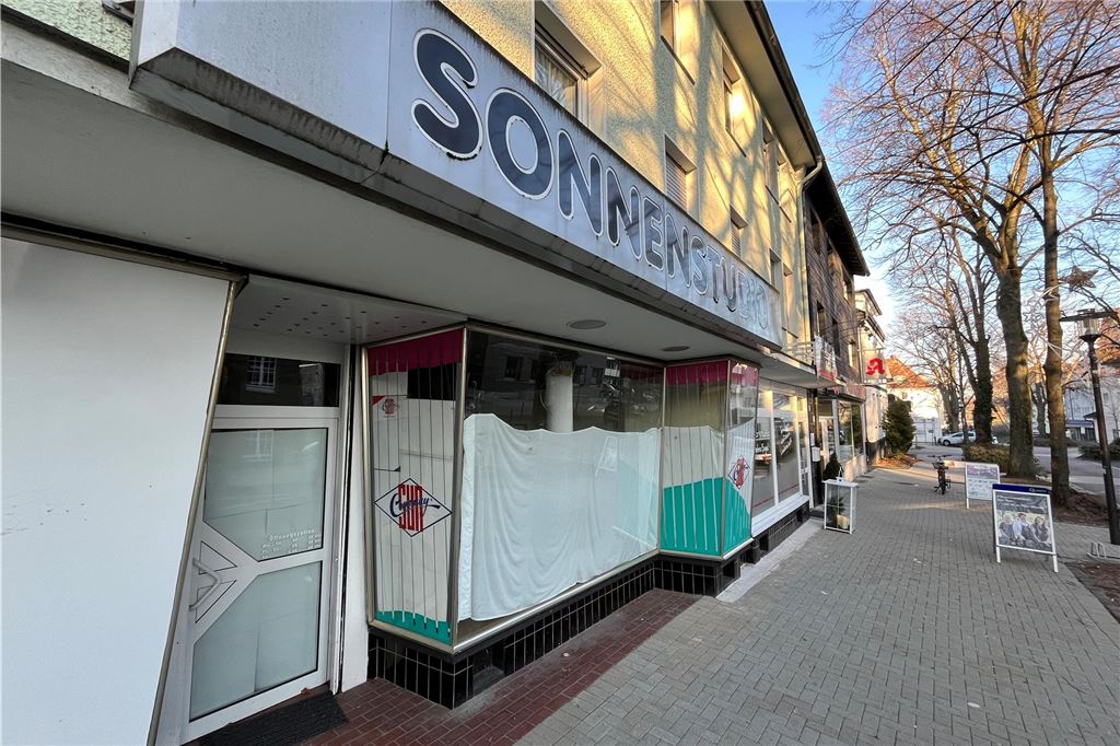 Die „DekoRieger“ macht aus Leerstand einen Laden für Schönes Das Wort Sonnenstudio ist über einem leerstegenden Ladenlokal an der Allee in Holzwickede zu lesen.
