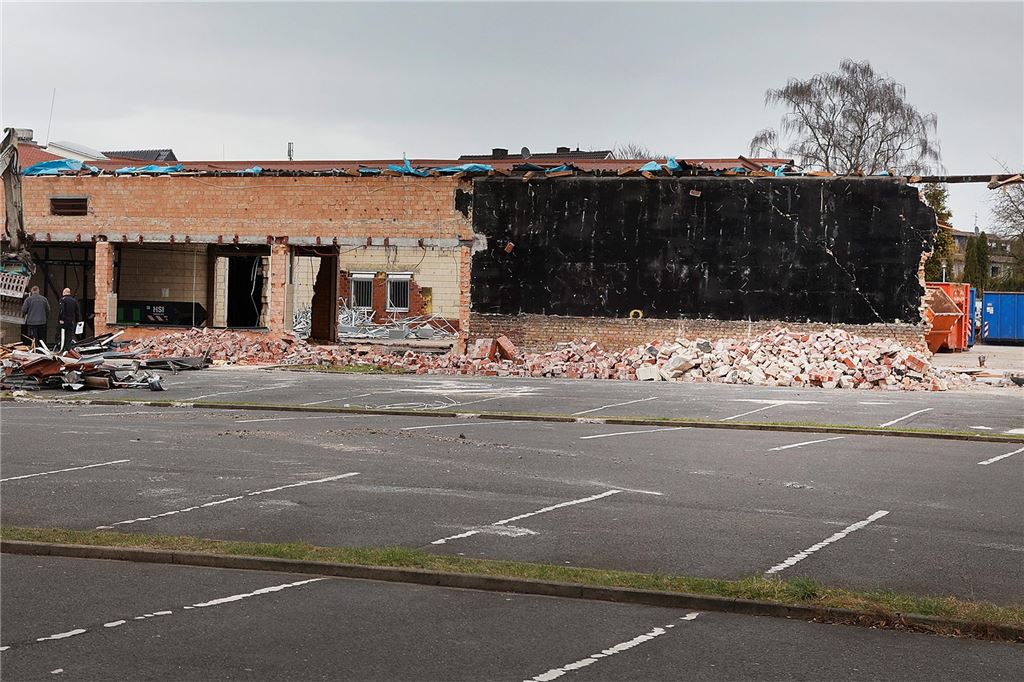 Abriss von Rewe und Aldi: Baustart ein Jahr später als erwartet Ein Supermarkt, der sich im Abriss befindet. Auf dem Boden liegen zahlreiche Porenbetonsteine.