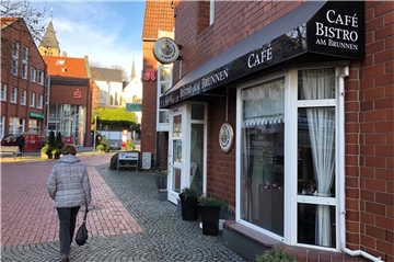 Wochenlang war das Café und Bistro am Brunnen in Fröndenberg geschlossen. Nun steht die Wiedereröffnung bevor.