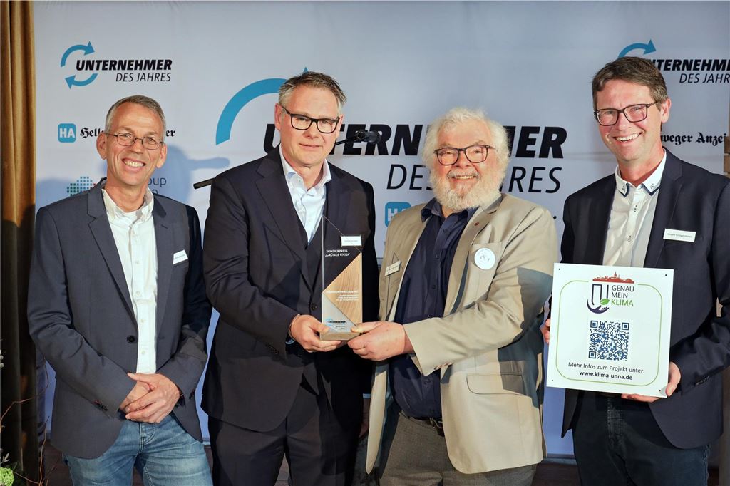 Unna feiert Erfolge mit Medizin-Hightech, Alu-Bienen und Hula Hoop Wolfgang Brettschneider (v. l.) und Dr. Gerhard Schröder vom Aluminiumwerk Unna sowie Dr. Hartmut Fahrenhorst von den Honigdieben erhielten von Stadtwerkechef Jürgen Schäpermeier den Klimaschutz-Sonderpreis „Grünes Unna“.