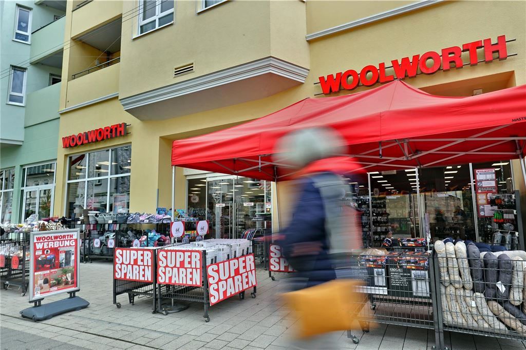 „Unsäglich hässlich“: Wie Discounter Unnas Innenstadt prägen Woolworth an der Massener Straße ist groß, wirkt groß, wird aber von den Unnaern nicht als allzu störend empfunden.