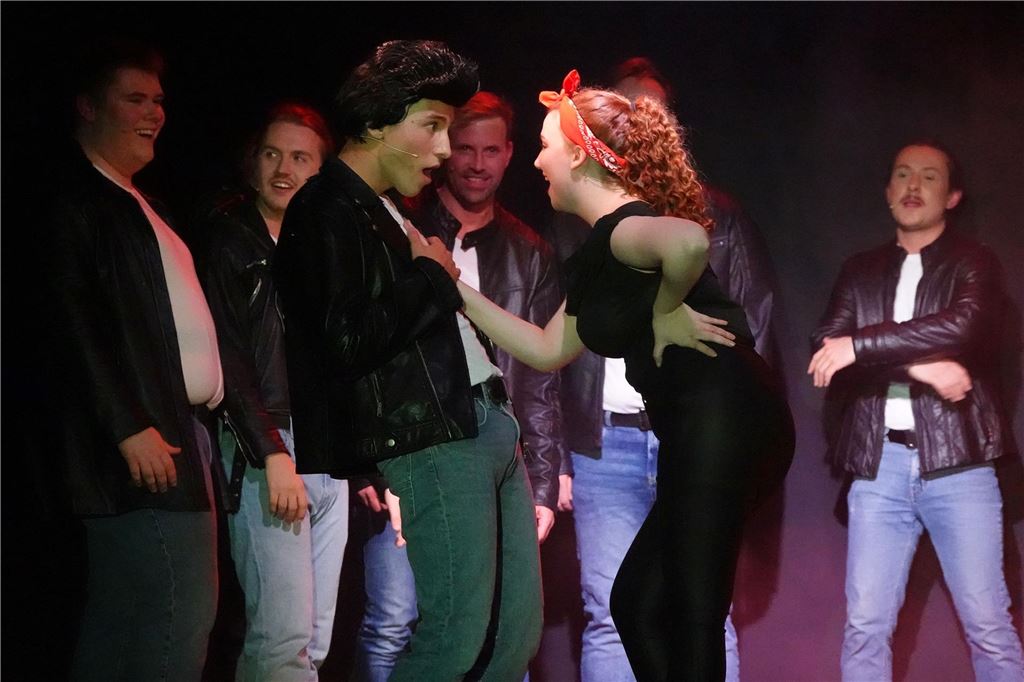 Musicalgala 2024 in Holzwickede: „You’re the one that I want“ aus „Grease“ sangen Will Schimansky und Sarah-Marie Schubert