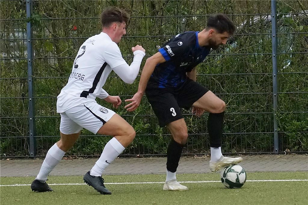 Königsborner SV verliert im Sommer einen Außenverteidiger Youssef Anhari (r.) brachte den Königsborner SV im Match gegen den FC Marl mit 1:0 in Führung.