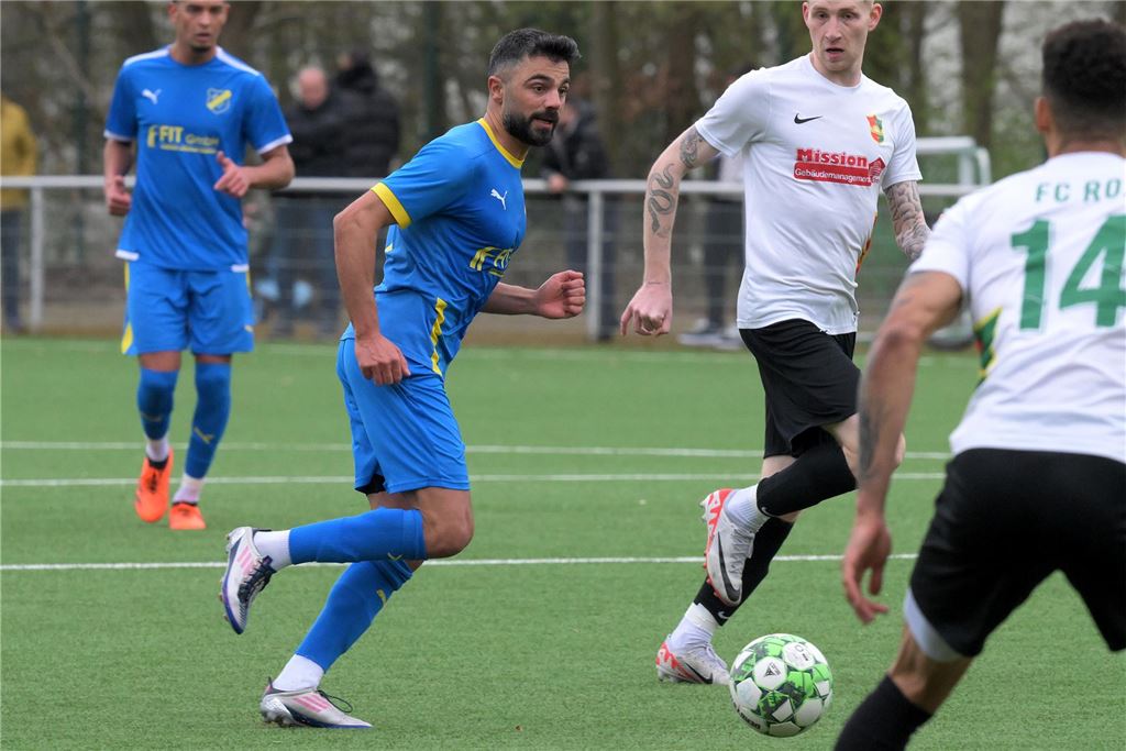 Youssef Yesilmen sucht neuen Verein: Ex-Spielertrainer der SG Gahmen auf dem Weg in die Oberliga Youssef Yesilmen passt den Ball.