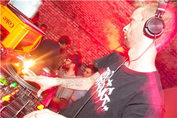 Yves Gredecki an den Turntables des Bakuda-Clubs (Archivbild).