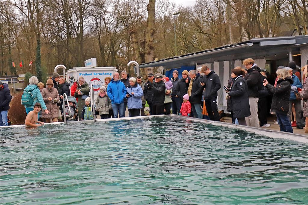 Zahlreiche Besucher staunten über die, die ins Wasser gingen.