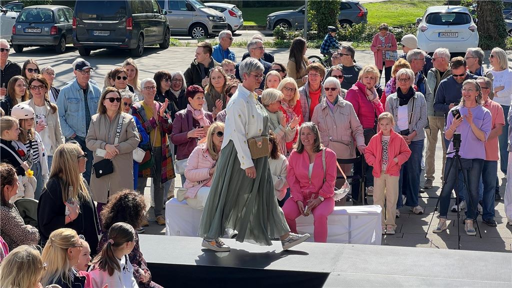Zahlreiche Besucherinnen und Besucher genießen das sonnige Wetter bei der Modenschau von DekoRieger.