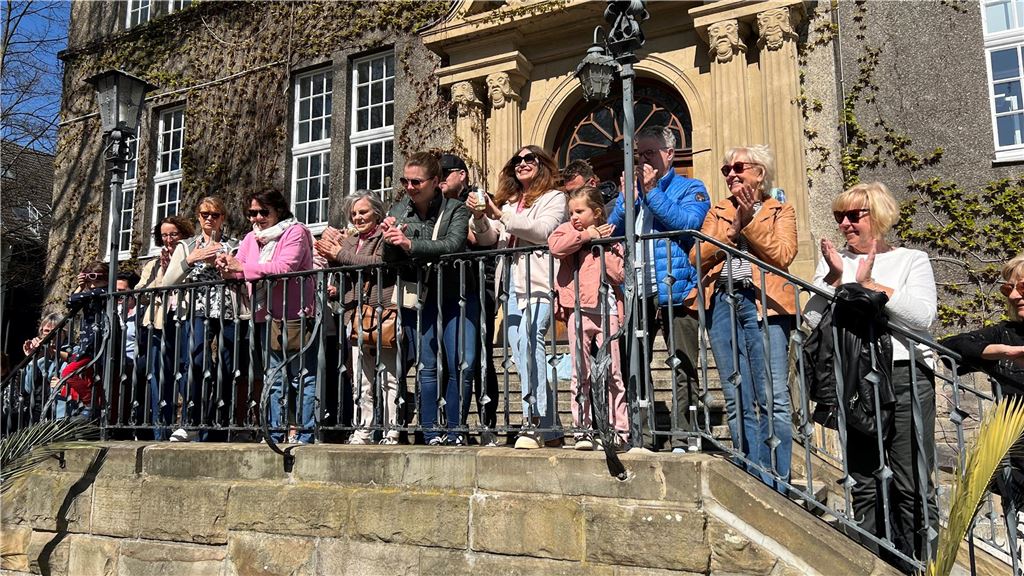 Zahlreiche Besucherinnen und Besucher genießen das sonnige Wetter bei der Modenschau von DekoRieger.