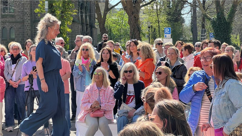 Zahlreiche Besucherinnen und Besucher genießen das sonnige Wetter bei der Modenschau von DekoRieger.