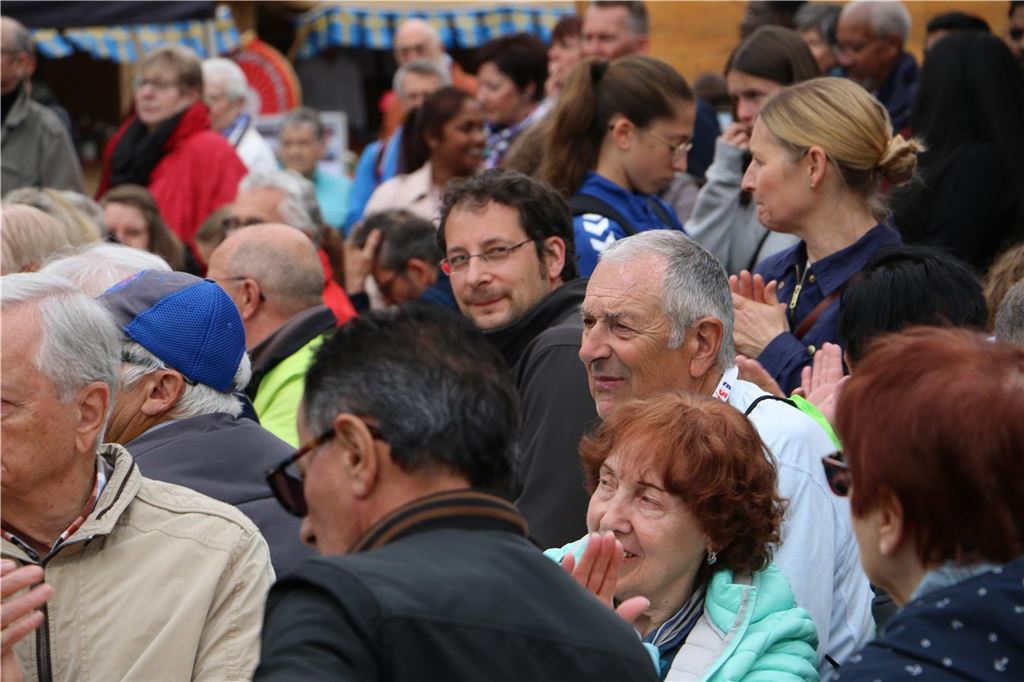 „Ich bin ein Kamener!“: In Krisenzeiten festigen Partnerstädte Freundschaft Zahlreiche Gäste verfolgten den Festakt auf dem Alten Markt. Die Städte Ängelholm, Montreuil-Juigné und Kamen festigten die freundschaftlichen Bande.