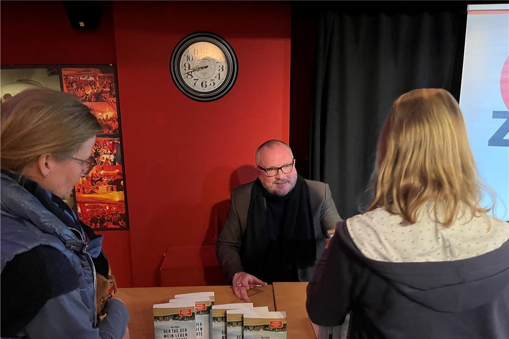 Tim Pröse setzt emotionale Achterbahn in Gang Zahlreiche Gespräche und Autogramm-Wünsche schlossen sich an die Lesung an.