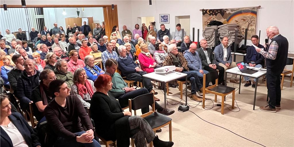 Biogas auf Eis, Wohngebiete mit Fragezeichen, Schule braucht Zeit Im Ludwig-Polscher-Haus in Unna-Lünern sitzen und stehen bei einer Bürgerversammlung am 12.11. viele Menschen.