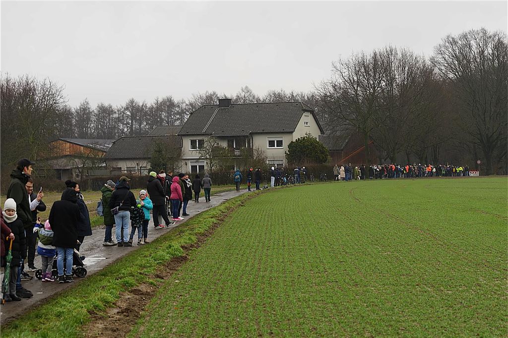 Zahlreiche Schaulustige wollten sich das nicht alltägliche Ereignis einer Brückensprengung nicht entgehen lassen.