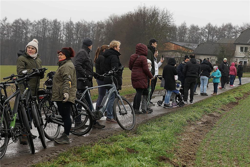Zahlreiche Schaulustige wollten sich das nicht alltägliche Ereignis einer Brückensprengung nicht entgehen lassen.