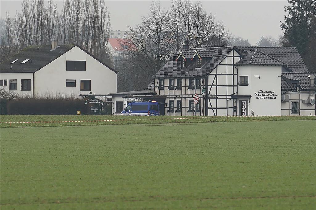 Zahlreiche Schaulustige wollten sich das nicht alltägliche Ereignis einer Brückensprengung nicht entgehen lassen.