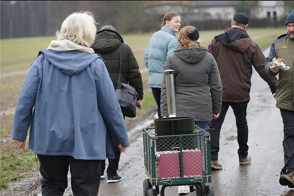 Zahlreiche Schaulustige wollten sich das nicht alltägliche Ereignis einer Brückensprengung nicht entgehen lassen.
