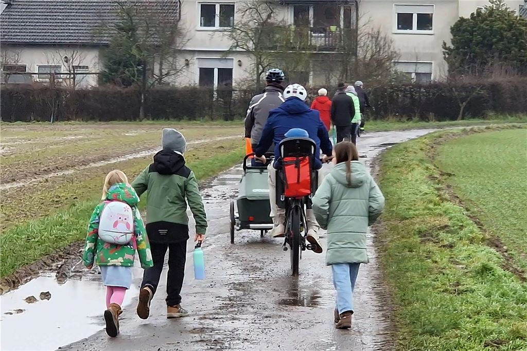 Zahlreiche Schaulustige wollten sich das nicht alltägliche Ereignis einer Brückensprengung nicht entgehen lassen.