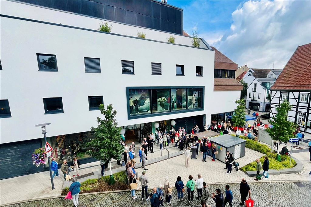 Modern fit für die Zukunft Modehaus Schnückel Unna neue Visitenkarte Neue Fassade Modehaus Schnückel in Unna