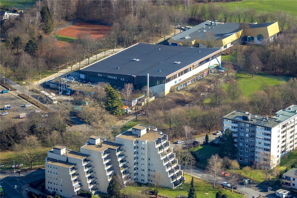 Abriss der Eishalle vor dem Abschluss – was kommt dann? Zu Beginn der Abbrucharbeiten überflog Luftbildfotograf Hans Blossey die alte Unnaer Eissporthalle. Seine Aufnahme zeigt, wie sich das Grundstück zwischen Schwimmsporthalle, Tennisanlagen, Parkplatz und Wohngebäuden einfügt.