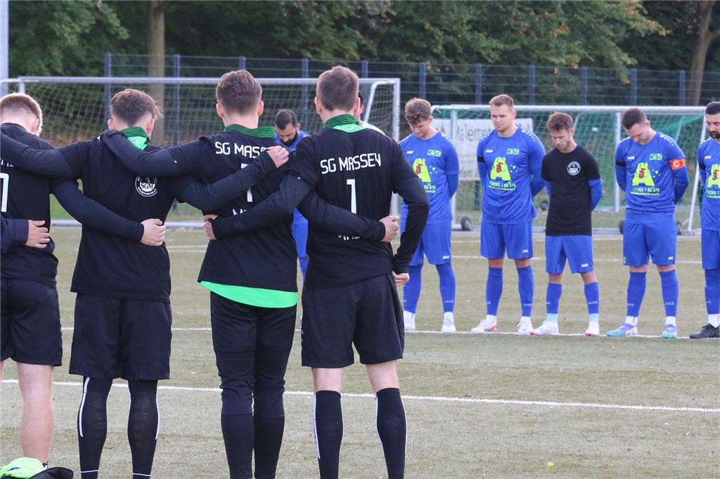 SG Massen legt stillen Derby-Sieg hin: Kamener SC geht mit 0:6 unter Zu Beginn der Partie stellten sich beide Mannschaften zu einer Gedenkminute am Mittelkreis auf.