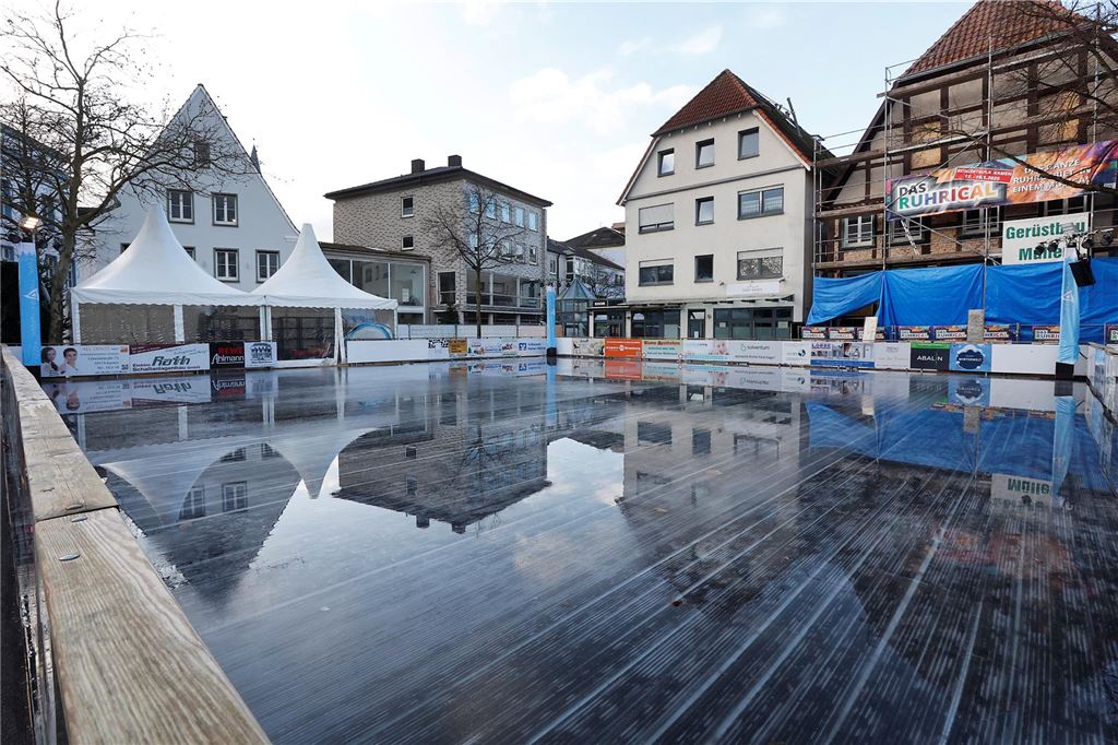 Winterwelt vor der Eröffnung: Öffnungszeiten, Preise und Programm Wasser steht auf der Eisbahn der Kamener Winterwelt.