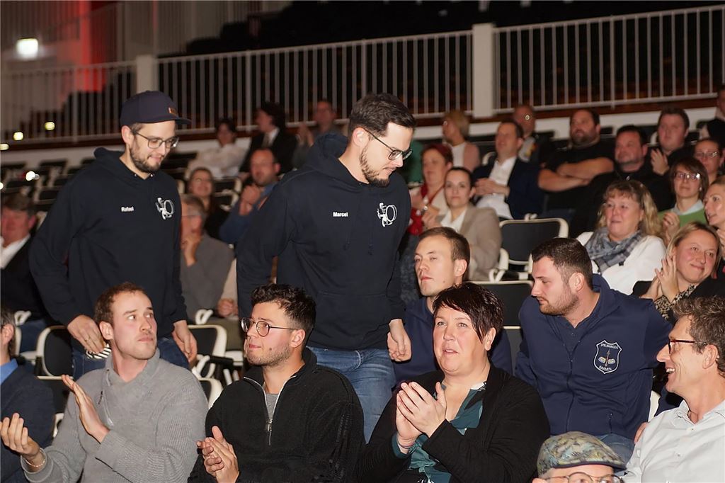 Zwei Mitglieder des Spielmannszugs aus Fröndenberg-Bausenhagen in der Stadthalle UnnaKamen.