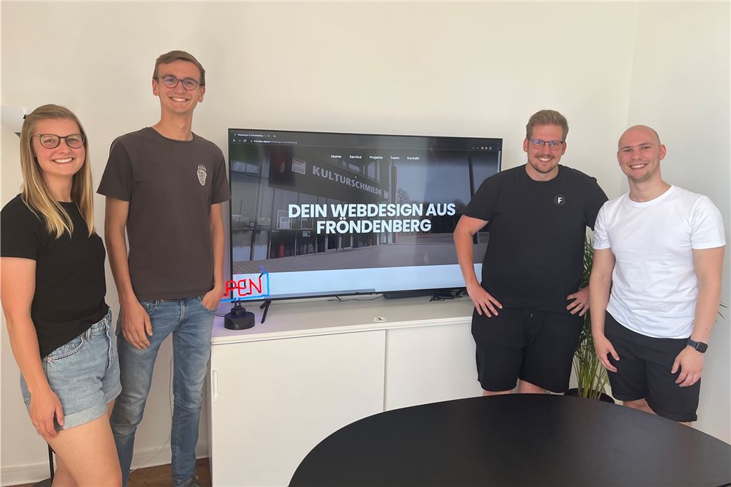 Gründer Thomas Frischko: „In Fröndenberg gibt es megaviel Potenzial“ Zu Frischko.Digital gehören (von links) Mia Frischko, Jan-Philip Bünker, Jannis Fritsch und Thomas Frischko. Nicht im Bild, weil zu zappelig: Bürohund Lotti.