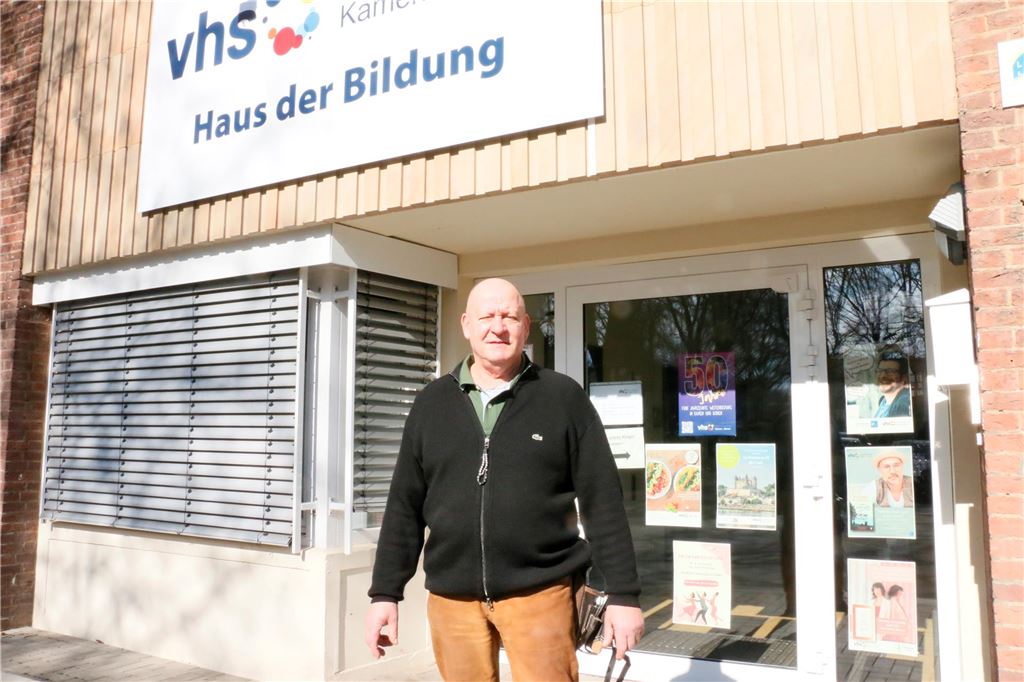 „Kinder erkennen mich an der Musik“: Hausmeister ist Horn-Preisträger Roger Hönert vor der Heerener VHS.