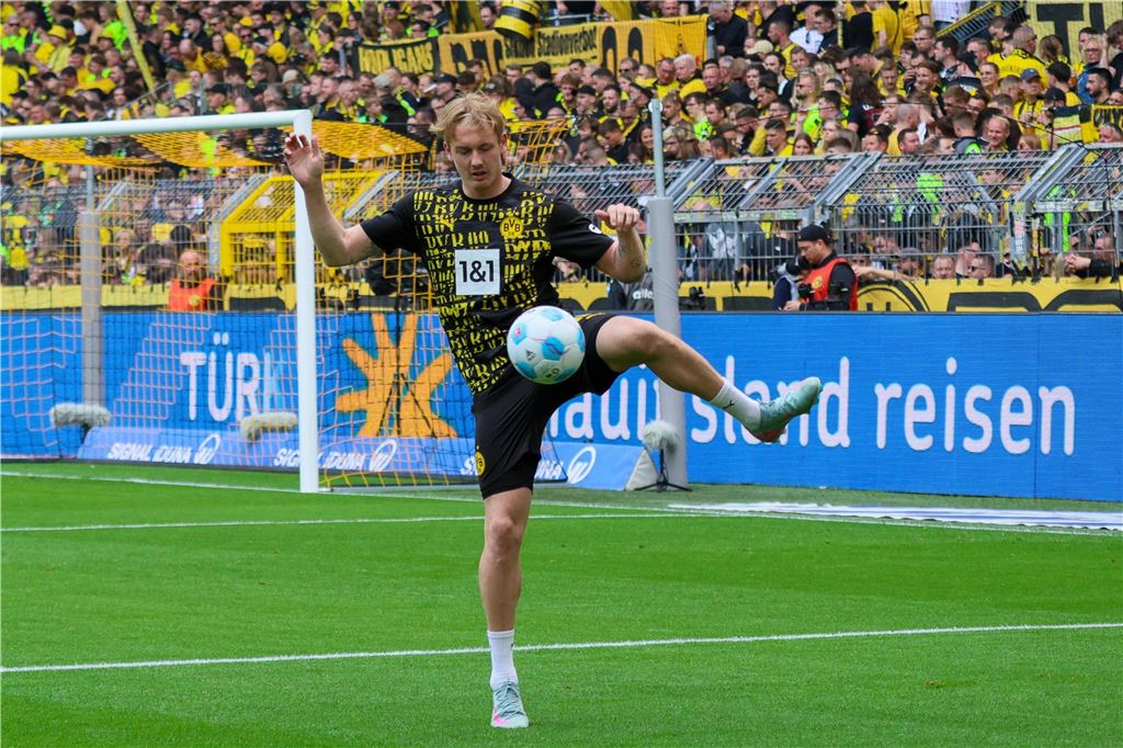 Julian Brandt vor BVB-Abgang und Wechsel zu Werder Bremen?: Das ist dran an dem Gerücht Julian Brandt macht sich warm.