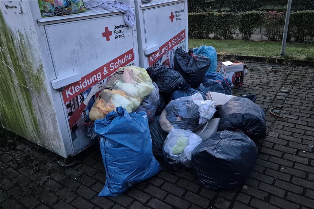 Ärger um wilde Müllkippe in Beifang: Stadt reagiert und leert Container Müllsäcke vor Altkleider-Containern