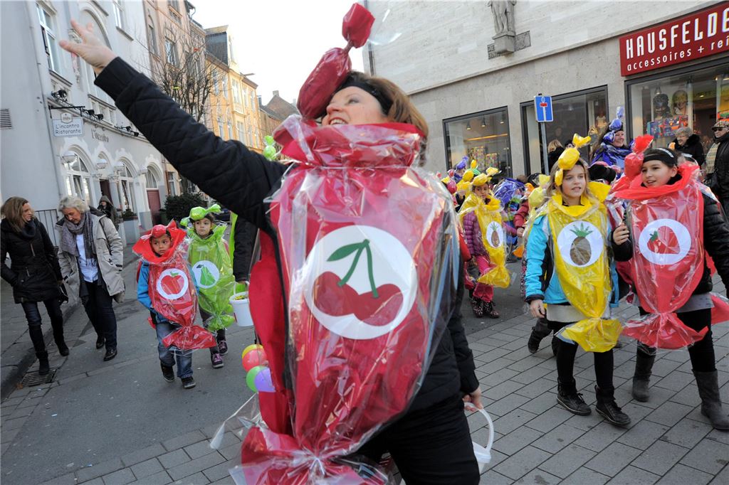 Rosenmontagszug der Schwerter Schulen.
