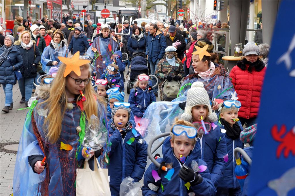 Rosenmontagszug der Schwerter Schulen.