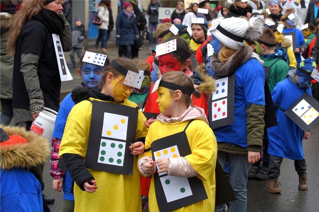 Rosenmontagszug der Schwerter Schulen.
