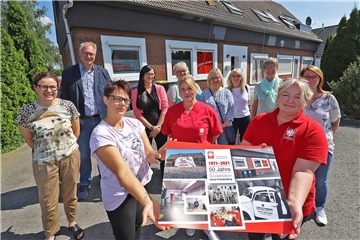 Zum 50. Jubiläum der Caritas-Sozialstation wurde eine Collage erstellt, die in den Räumen an der Kamener Straße einen Platz finden wird. Hinweis: Alle Personen auf dem Foto erfüllen die Anforderungen der 3G-Regel.