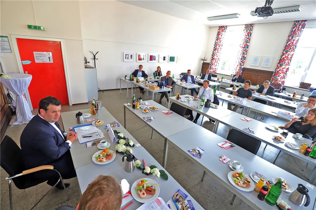 Sorge um die Ausbildung: Arbeitsminister Hubertus Heil in Unna Zum Besuch des Bundesarbeitsministers Hubertus Heil in der Werkstatt Unna waren Azubis sowie Vertreterinnen und Vertreter von Gewerkschaften, Kreishandwerkerschaft, IHK, HWK, Jobcenter und Arbeitsagentur eingeladen.