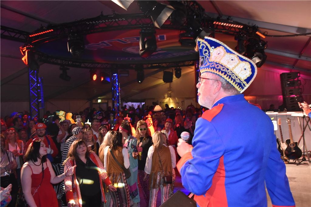 Karnevalisten im MKG-Zelt in Menden bei der Ü30-Jeckennacht