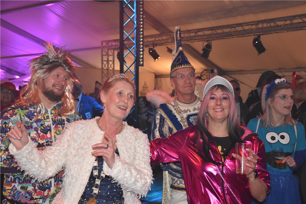 Karnevalisten im MKG-Zelt in Menden bei der Ü30-Jeckennacht