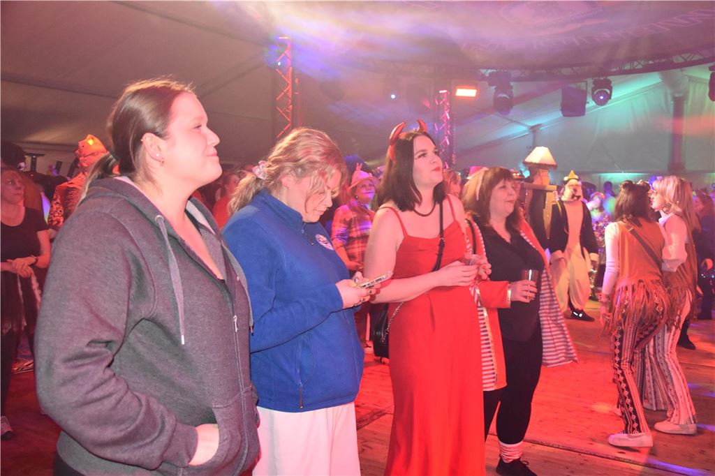 Karnevalisten im MKG-Zelt in Menden bei der Ü30-Jeckennacht