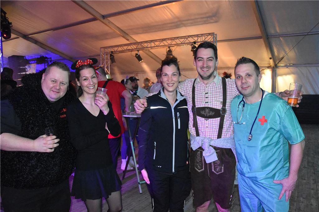 Karnevalisten im MKG-Zelt in Menden bei der Ü30-Jeckennacht