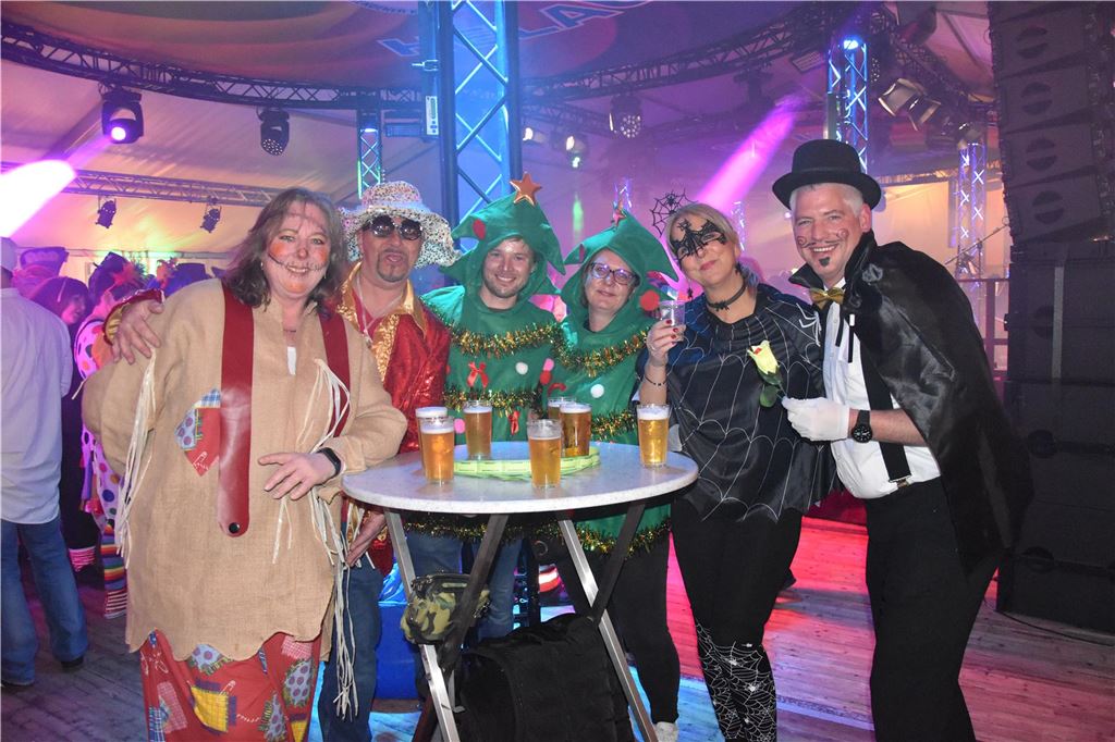 Karnevalisten im MKG-Zelt in Menden bei der Ü30-Jeckennacht