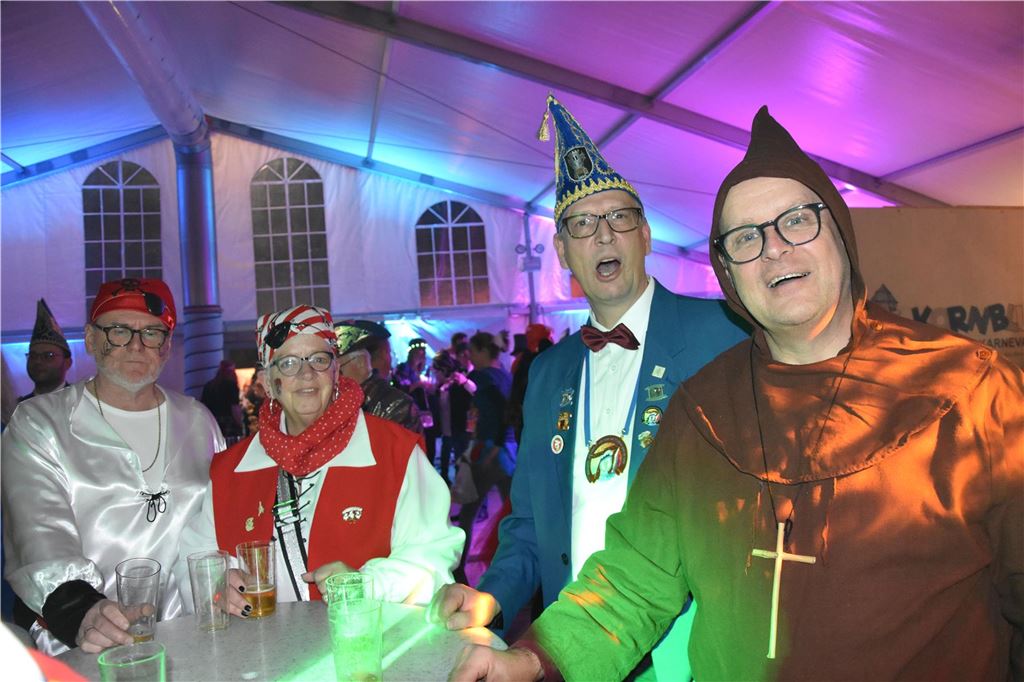 Karnevalisten im MKG-Zelt in Menden bei der Ü30-Jeckennacht