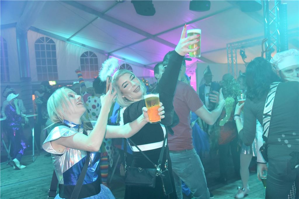 Karnevalisten im MKG-Zelt in Menden bei der Ü30-Jeckennacht