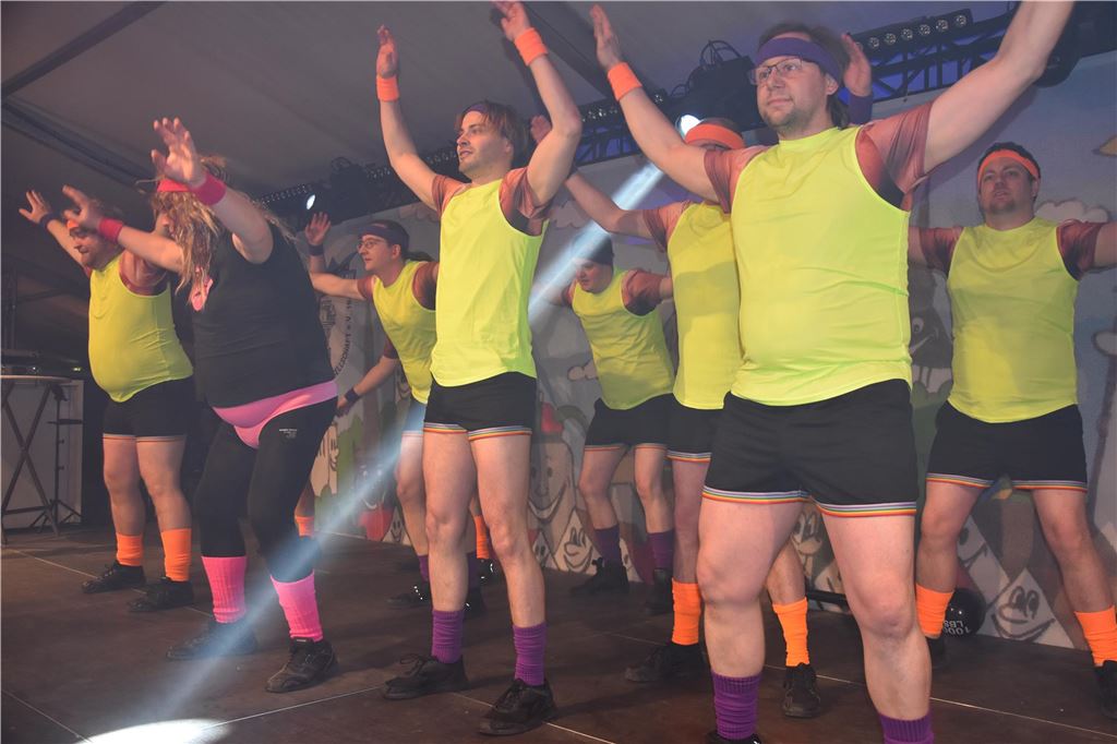Karnevalisten im MKG-Zelt in Menden bei der Ü30-Jeckennacht